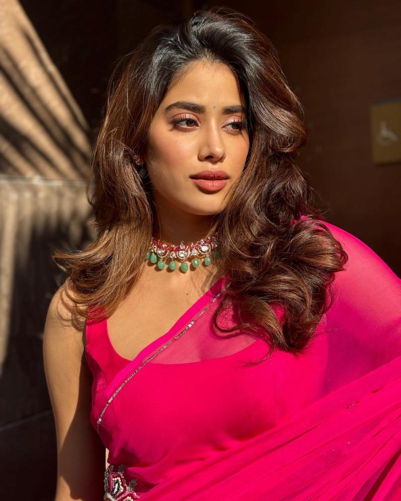 janhvi-kapoor-hot-pink-saree
